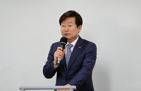 유철욱 한국의료기기산업협회장이 ‘의료기기 공급위기 대응을 위한 긴급성명서’를 발표하고 있다.