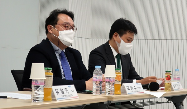 사진 왼쪽부터 이상수 한국의료기기산업협회 의료기기 공급위기 TF위원장, 송진우 인성메디칼 상무