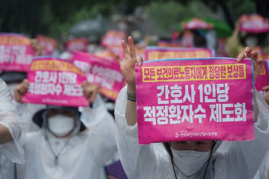 보건의료노조(위원장 나순자)는 6월 23일 오후 2시부터 서울 광화문 동화면세점 앞 거리에서 전국에서 모인 조합원 4천여명이 참가한 가운데 총력투쟁결의대회를 열었다. 사진 제공: 보건의료노조