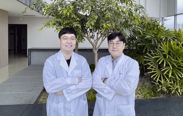 사진 왼쪽부터 이병현·김동현 케이메디허브 신약개발지원센터 안전성평가팀 연구원