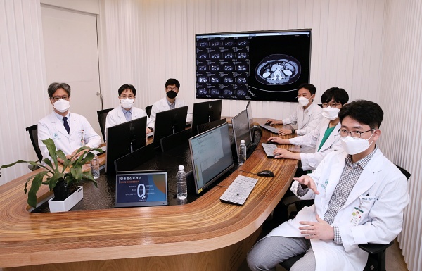 서울아산병원 췌장암팀 의료진이 표준화된 진료가이드라인에 맞춰 다학제 진료를 하고 있다.