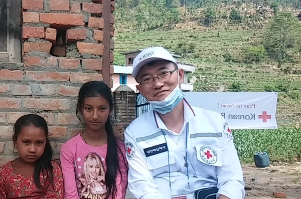 2015년 네팔 지진피해 지원 긴급의료단장 활동 시 신동규 외과 과장