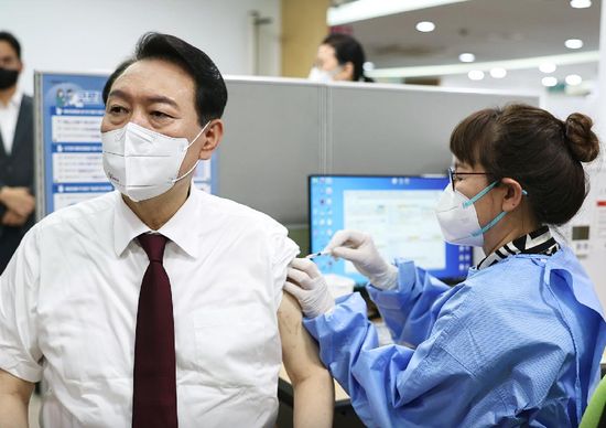 윤석열 대통령이 지난 13일 코로나19 백신 4차 접종을 받았다. 사진 출처: 제20대 대통령실