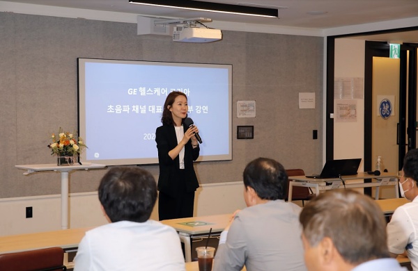 김은미 GE헬스케어 코리아 대표가 협력사 대상 리더십 강연에서 오프닝 연설을 하고 있다.