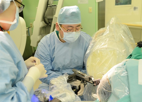 세브란스병원은 2021년에 약물치료가 힘든 뇌전증 환자를 대상으로 국산 뇌수술용 로봇을 이용한 뇌전증 수술에 성공했다. 사진 출처: 세브란스병원