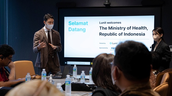 장민홍 루닛 최고사업책임자(CBO)가 루닛 사옥에서 열린 ‘인도네시아 AI 헬스케어 과정’에서 인도네시아 보건·의료 공무원 및 공공기관 관계자 15명을 초청해 AI 영상분석 솔루션인 ‘루닛 인사이트’를 설명하고 있다.