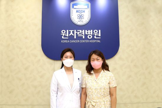 사진 왼쪽부터 원자력병원 의과학연구지원팀 김건하 팀장, ㈜피플스헬스 김은선 대표