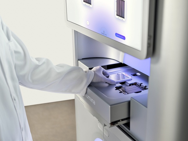 NovaSeq X는 DNA 샘플을 넣는 초고밀도 플로우 셀(flow cell) 사용으로 2.5배 많은 처리량과 분석비용 절감을 실현했다.