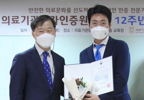 지난 27일 김상일H+양지병원장(사진 오른쪽)이 의료기관평가인증원 주관, 의료기관평가인증제도 공헌 유공자에 선정되며 보건복지부장관상을 수상했다.