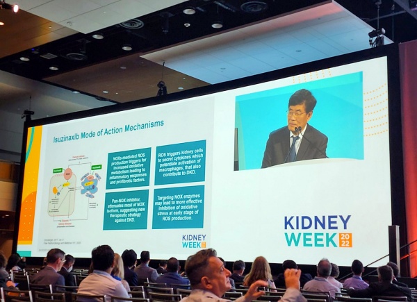 차대룡 고대안산병원 신장내과 교수가 미국 플로리다 올랜도에서 열린 미국신장학회 Kidney Week 2022에서 아이수지낙시브 2상 임상 결과를 발표하고 있다.
