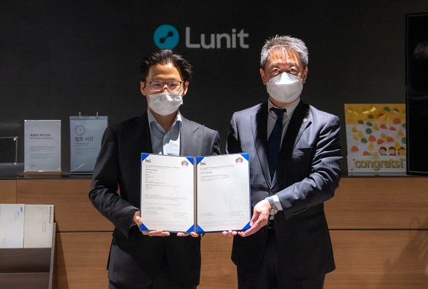서범석(사진 왼쪽) 루닛 대표와 테루오 신가이(Teruo Shingai) BSI APAC 사장이 최근 서울 강남구 루닛 본사에서 열린 ‘유럽인증 수여식’에서 유럽 MDR CE 인증서를 들고 기념촬영을 하고 있다.