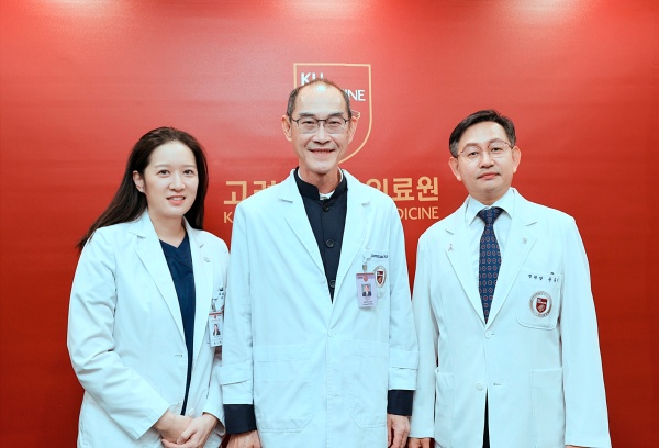 사진 왼쪽부터 황나현 교수, Dr. Sanguan Kunaporn, 윤을식 고대안암병원장