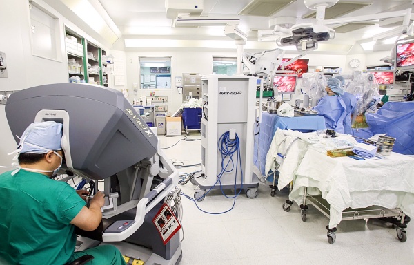 김용희 서울아산병원 흉부외과 교수가 흉곽출구증후군 환자를 로봇수술로 치료하고 있다.