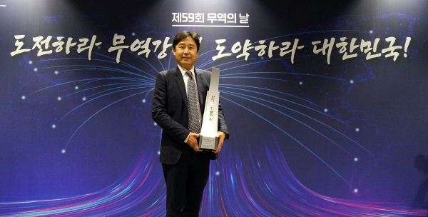 박윤식 루트로닉 글로벌 CFO가 ‘1억불 수출의 탑’을 대리 수상했다.
