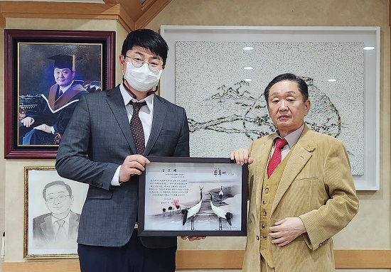 사진 왼쪽부터 한국유나이티드제약 이정욱 팀장, 강덕영 대표.
