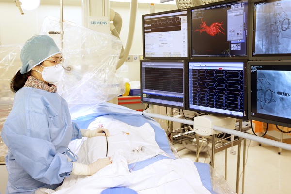 차명진 서울아산병원 심장내과 교수가 부정맥 환자의 다리 혈관을 통해 무선 심박동기 마이크라를 심장 우심실에 삽입하고 있다.