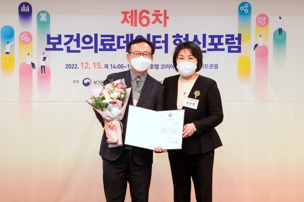 한기태(사진 왼쪽) 건국대병원 의료정보팀장이 보건복지부장관 표창을 수상했다.