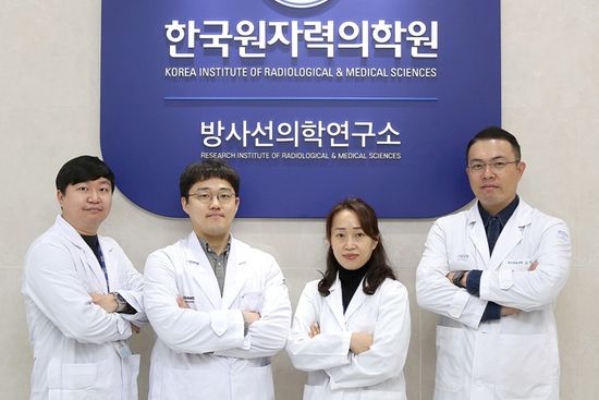 한국원자력의학원 박지애 박사(사진 오른쪽에서 두 번째) 연구팀.