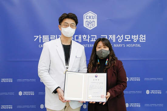 사진 왼쪽부터 김두영 교수, 인천시교육청 한옥주 장학사.