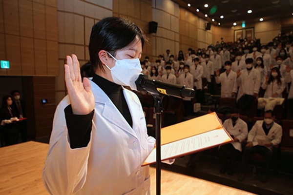 김다은 고대의대 의학과 3학년 학생이 대표 선서를 하고 있다.