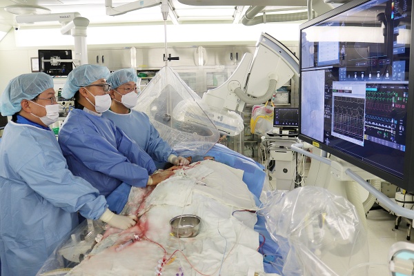 서울아산병원 TAVI 시술 연 300례 시술 사진 모습. 사진 왼쪽부터 안정민·박덕우·박승정 심장내과 교수