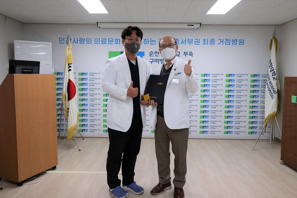 사진 왼쪽부터 김대근 교수, 정일권 병원장
