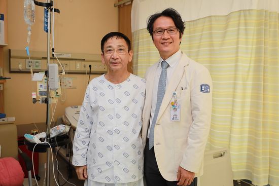 서울성모병원 비뇨의학과 홍성후 교수가 하대정맥혈전 동반 신장암을 앓았던 베트남 환자 레 쟝반(Giang Van Le, 63·남)씨와 퇴원을 앞두고 기념촬영을 했다