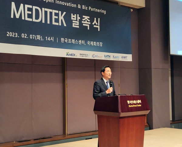 용홍택 MEDITEK 조직위원회 위원장이 환영사를 말하고 있다.