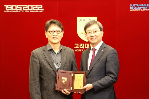 사진 왼쪽부터 김효명 교수, 정진택 총장