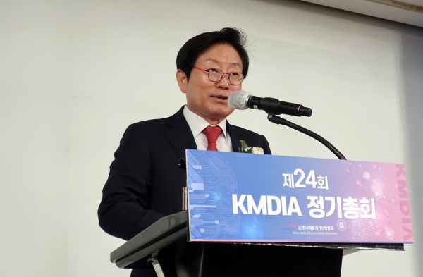 유철욱 한국의료기기산업협회 회장이 정기총회 개회사를 하고 있다.