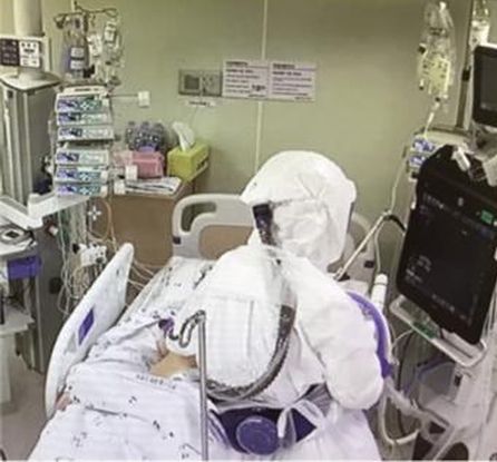 의료진이 음압병동에 있는 환자에게 폐 초음파를 수행하고 있는 모습. 사진 제공: 분당서울대병원