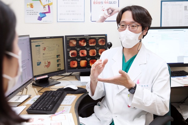 이인섭 서울아산병원 위장관외과 교수가 위암 수술을 받은 환자를 진료하고 있다.