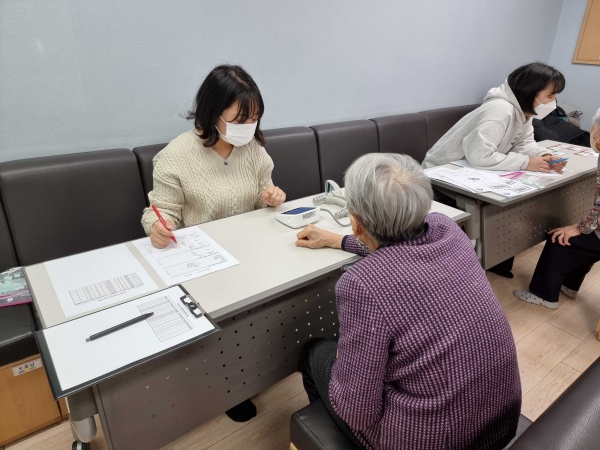 로완 연구원이 지난달 28일 서울 마포구 한서데이케어센터에서 임상 연구 사전 검사를 진행하고 있다.