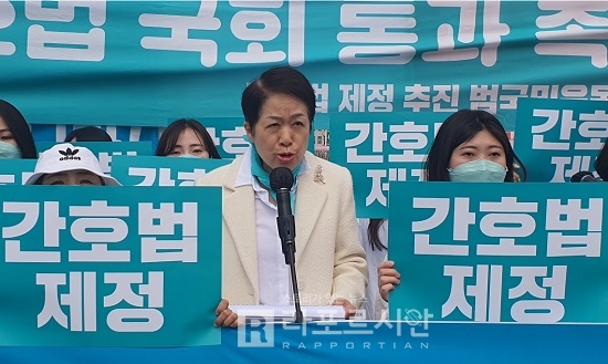 지난 10일 국회 앞에서 열린 간호법 제정을 촉구하는 긴급 기자회견에서 김영경 대한간호협회 회장이 발언을 하고 있다.