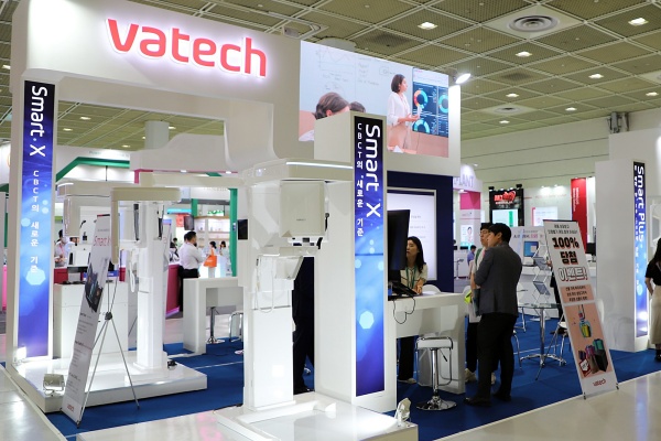 바텍은 제20회 서울국제치과기자재전시회(SIDEX 2023)에서 신제품 ‘Smart X’를 선보였다.