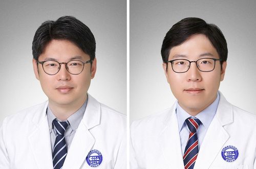 사진 왼쪽부터 전홍재 교수, 김찬 교수