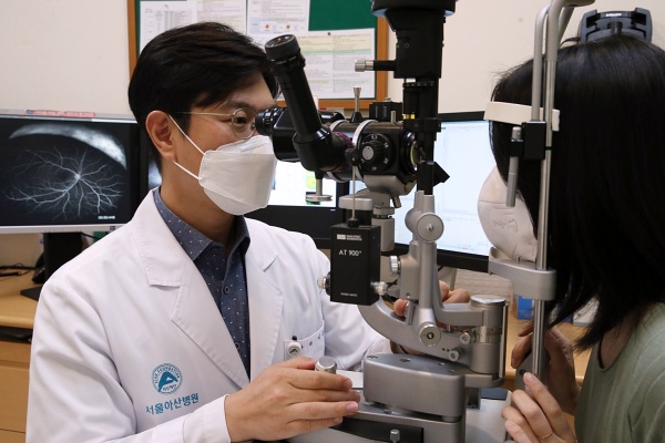 이준엽 서울아산병원 안과 교수가 중심장액망막병 환자를 검사하고 있다.