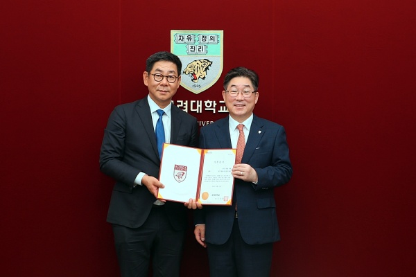사진 왼쪽부터 신석우 두함지개발 대표, 김동원 고려대 총장