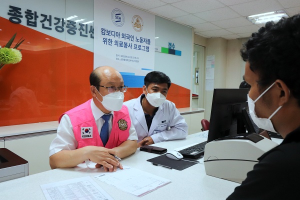 정일권 순천향대구미병원장이 캄보디아 외국인 노동자를 진료 상담하고 있다.