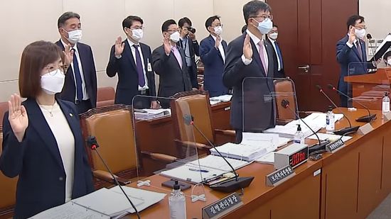 2022년 10월 5일, 국회 보건복지위원회 국정감사에서 보건복지부와 질병관리청 기관증인들이 국감에 앞서 증인 선서를 하고 있다.