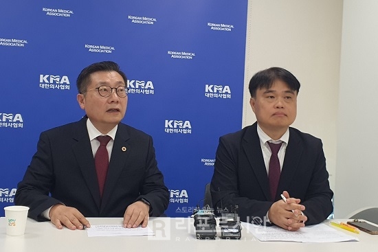 사진 왼쪽부터 박명하 전 간호법·면허박탈법 저지 비상대책위원장(서울시의사회장), ‘미래를 생각하는 의사들의 모임’ 임현택 대표(대한소아청소년과의사회장).