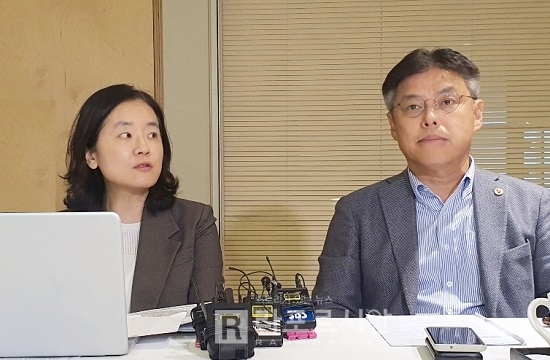 사진 왼쪽부터 복지부 김한숙 보건의료정책과장, 의사협회 서정성 총무이사.