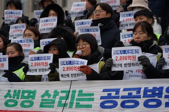보건의료노조는 12월 19일 오후 국회에서 '공공병원 회복기 지원 예산 마련'을 촉구하는 기습 시위를 벌였다. 사진 제공: 보건의료노조