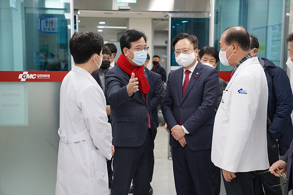 조규홍 보건복지부 장관(사진 가운데)이 1월 17일 김천의료원을 방문해 김천시 지역보건의료 혁신 간담회를 가졌다. 사진 출처: 김천의료원