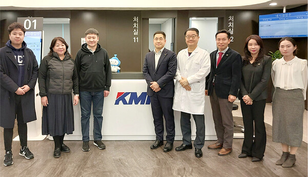 몽골 보건부 대표단이 지난 17일 KMI 여의도검진센터를 방문해 센터 시설과 검진시스템 등을 견학한 후 참석자들과 기념 촬영을 하고 있다