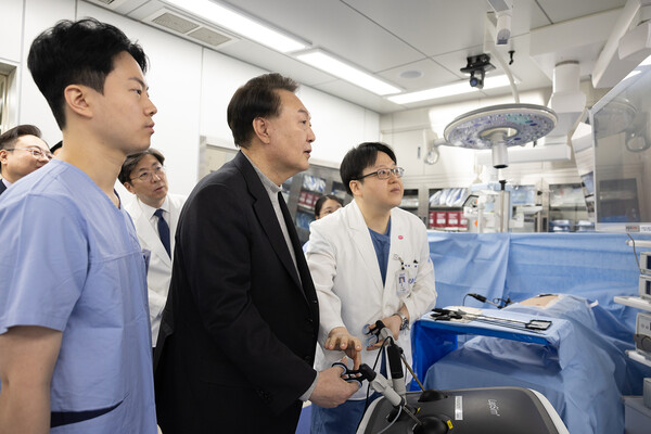윤석열 대통령이 2월 1일 분당서울대병원 ‘SMART 시뮬레이션센터’를 방문했다