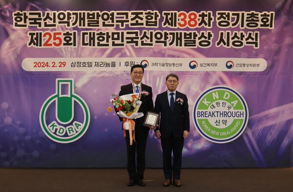 사진 왼쪽부터 김존 온코닉테라퓨틱스 대표이사, 신약개발연구조합 홍성한 이사장.
