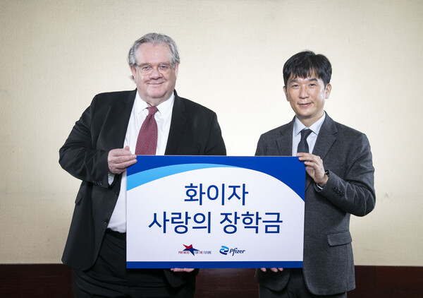 사진 왼쪽부터 미래의동반자재단 제프리 존스 이사장, 한국화이자제약 오동욱 대표이사 사장.