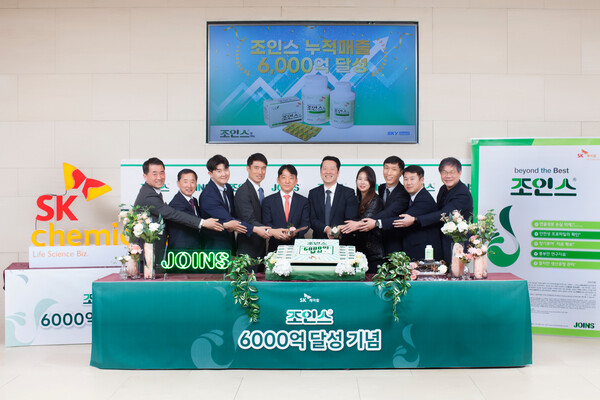 SK케미칼 안재현 대표(오른쪽 1번째), 김윤호 Pharma사업대표(왼쪽 2번째)와 SK케미칼 구성원들.