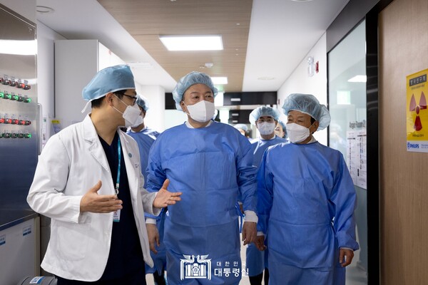 윤석열 대통령은 3월 26일 청주 한국병원을 방문해 의료진을 격려하고 간담회를 가졌다. 사진 출처: 대통령실 홈페이지 